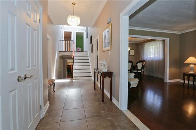 2327 Harcourt Cres, House detached with 3 bedrooms, 3 bathrooms and 2 parking in Mississauga ON | Image 2