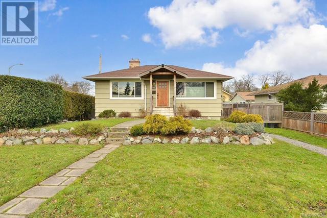 1700 Albert Ave, House detached with 4 bedrooms, 2 bathrooms and 2 parking in Victoria BC | Image 21