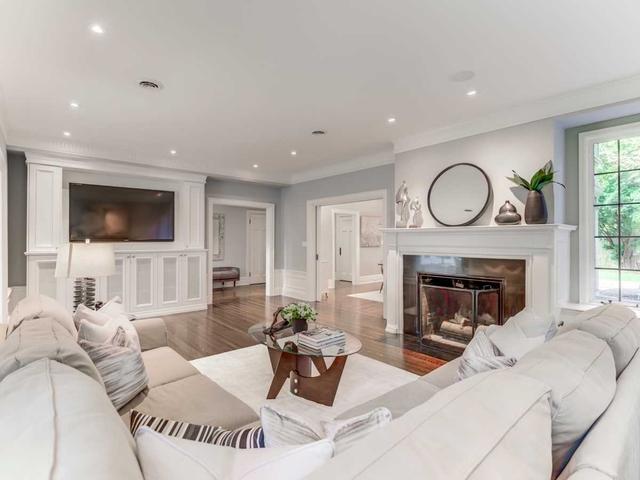 52 Castle Frank Cres, House detached with 4 bedrooms, 4 bathrooms and 7 parking in Toronto ON | Image 39