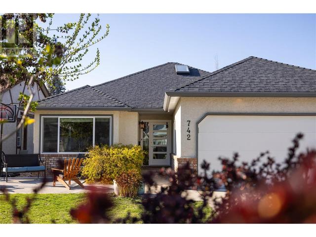 742 Southwind Drive, House detached with 3 bedrooms, 2 bathrooms and 4 parking in Kelowna BC | Image 1