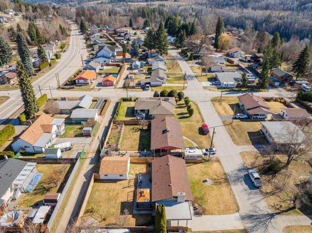 770 9th Avenue, House detached with 3 bedrooms, 2 bathrooms and 4 parking in Montrose BC | Image 3