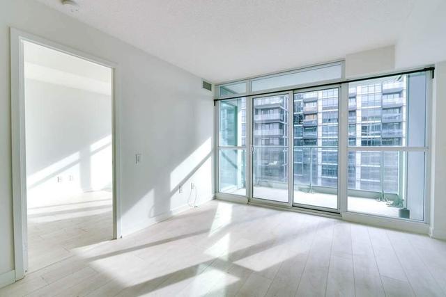 1011 - 15 Singer Crt, Condo with 1 bedrooms, 2 bathrooms and 1 parking in Toronto ON | Image 9