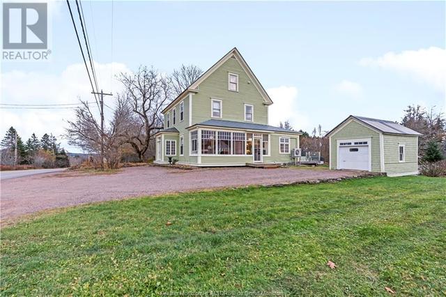221 La Vallee St, House detached with 4 bedrooms, 4 bathrooms and null parking in Edmundston NB | Image 2