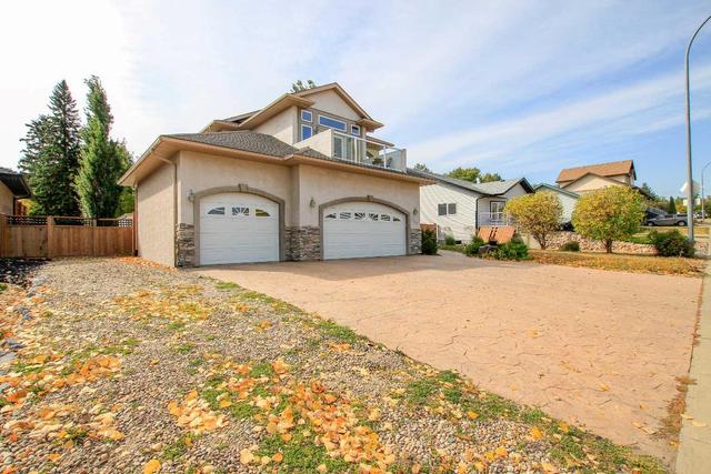 5211 56 Street, House detached with 5 bedrooms, 3 bathrooms and 8 parking in Innisfail AB | Image 2