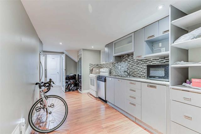 33 Orlando Blvd, House detached with 3 bedrooms, 2 bathrooms and 4 parking in Toronto ON | Image 16