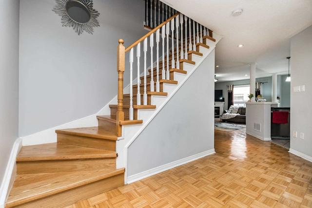 9 Saintsbury Cres, House semidetached with 4 bedrooms, 3 bathrooms and 4 parking in Brampton ON | Image 2