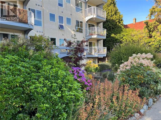 402 - 1028 Balmoral Rd, Condo with 1 bedrooms, 1 bathrooms and 27 parking in Victoria BC | Image 2