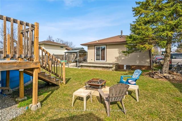 8110 Paddock Trail Dr, House detached with 2 bedrooms, 2 bathrooms and 4 parking in Niagara Falls ON | Image 2