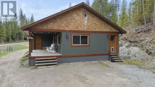 2679 White Lake Road, House detached with 3 bedrooms, 1 bathrooms and 10 parking in Columbia Shuswap C BC | Image 6