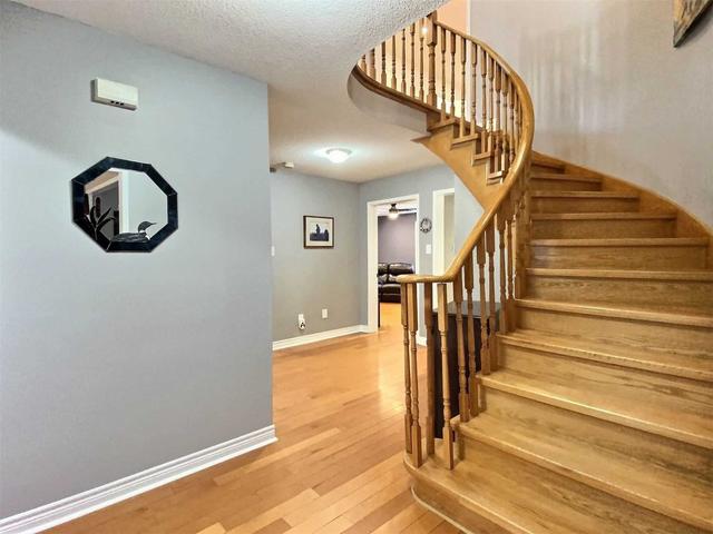 22 Cady Crt, House detached with 4 bedrooms, 3 bathrooms and 8 parking in Aurora ON | Image 4