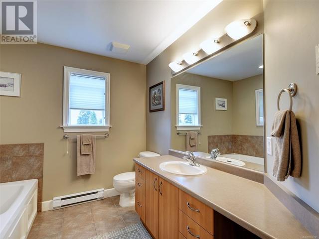 723 Lavender Ave, House detached with 6 bedrooms, 3 bathrooms and 8 parking in Saanich BC | Image 10