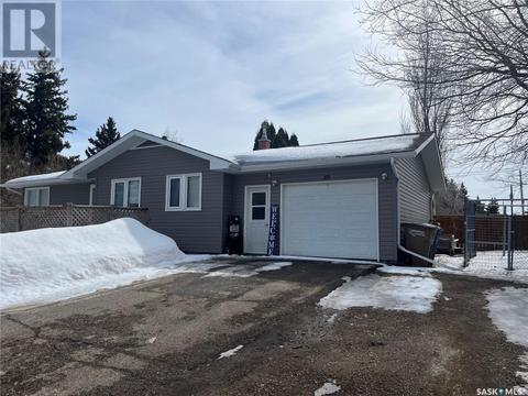 49 8th Street Ne, House detached with 2 bedrooms, 1 bathrooms and null parking in Wadena SK | Card Image