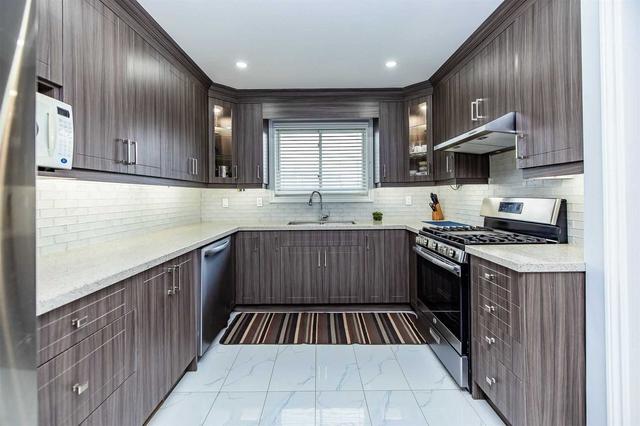 7302 Lancaster Ave, House semidetached with 4 bedrooms, 3 bathrooms and 6 parking in Mississauga ON | Image 7