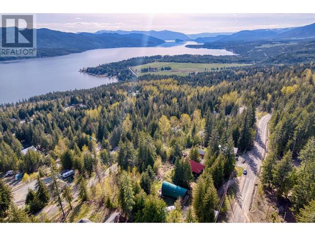 7456 Anglemont Way, House detached with 2 bedrooms, 2 bathrooms and 6 parking in Columbia Shuswap F BC | Image 5