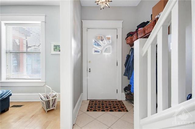 29 Adelaide Street, Townhouse with 3 bedrooms, 2 bathrooms and null parking in Ottawa ON | Image 3
