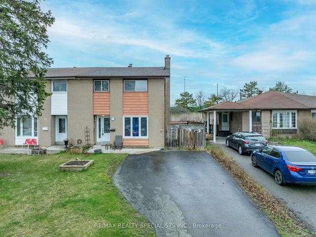 35 Flamingo Cres, House semidetached with 4 bedrooms, 2 bathrooms and 4 parking in Brampton ON | Image 1