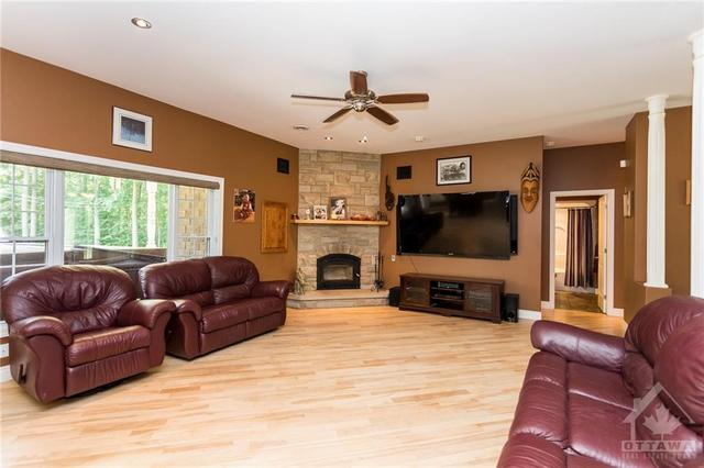 8464 Marionville Road, House detached with 4 bedrooms, 3 bathrooms and 20 parking in North Dundas ON | Image 9