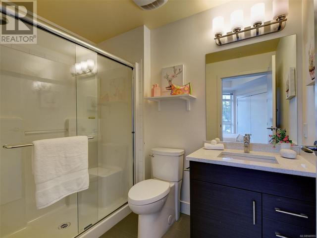 Ensuite to first bedroom | Image 13