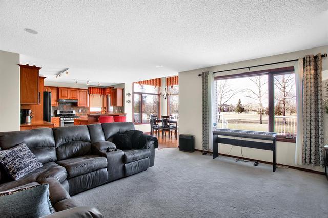 36 Fairways Drive Nw, House detached with 3 bedrooms, 2 bathrooms and 4 parking in Airdrie AB | Image 3