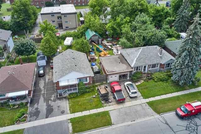 301 Elgin St W, House detached with 3 bedrooms, 2 bathrooms and 5 parking in Oshawa ON | Image 3