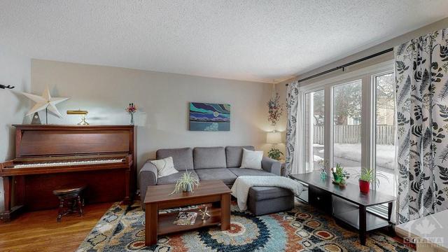 338 Stowe Court, Townhouse with 3 bedrooms, 2 bathrooms and 1 parking in Ottawa ON | Image 2