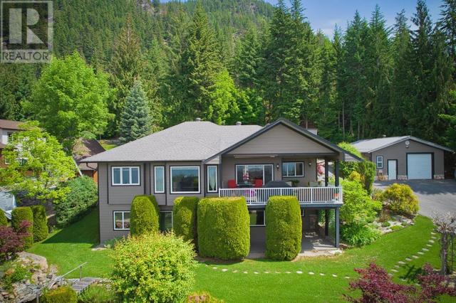 3320 Roncastle Road, House detached with 3 bedrooms, 3 bathrooms and 2 parking in Columbia Shuswap C BC | Image 4