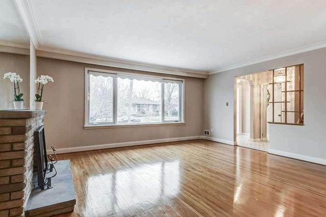 5 Saybrook Ave, House detached with 3 bedrooms, 3 bathrooms and 4 parking in Toronto ON | Image 3