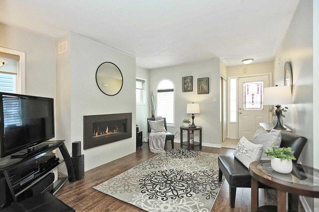 28 Beacham Cres, House detached with 1 bedrooms, 2 bathrooms and 2 parking in Clarington ON | Image 2