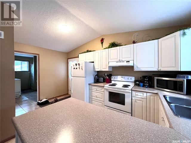 391 2nd Street W, House detached with 2 bedrooms, 2 bathrooms and null parking in Glaslyn SK | Image 5