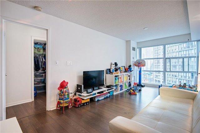 1002 - 11 St Joseph St, Condo with 1 bedrooms, 1 bathrooms and null parking in Toronto ON | Image 2