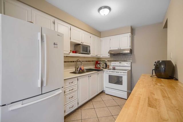 26 Carisbrooke Crt, Townhouse with 3 bedrooms, 3 bathrooms and 2 parking in Brampton ON | Image 7