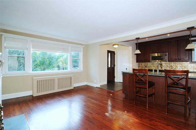 Main - 10 Parkview Hts, House detached with 2 bedrooms, 1 bathrooms and 2 parking in Toronto ON | Image 5
