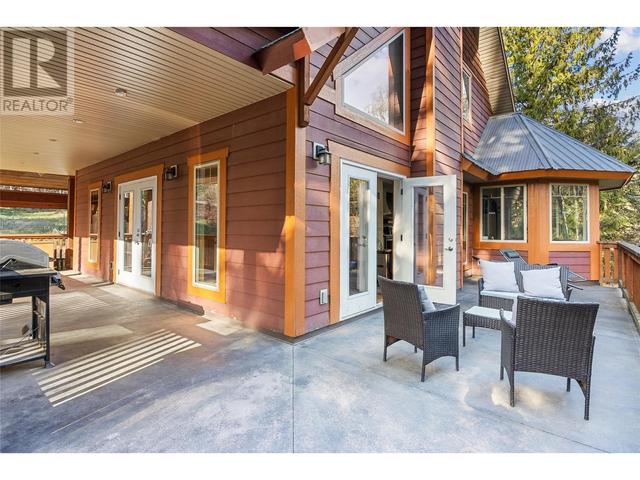 437 Cedar Street, House detached with 4 bedrooms, 3 bathrooms and 4 parking in Revelstoke BC | Image 8