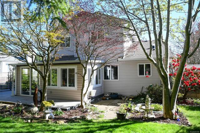 714 Woodland Dr, House detached with 3 bedrooms, 3 bathrooms and 2 parking in Comox BC | Image 1