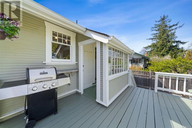 2118 Pentland Rd, House detached with 3 bedrooms, 1 bathrooms and 2 parking in Oak Bay BC | Image 40