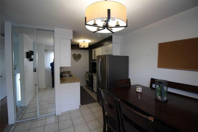 61 Franklin Crt, Townhouse with 3 bedrooms, 2 bathrooms and 1 parking in Brampton ON | Image 2