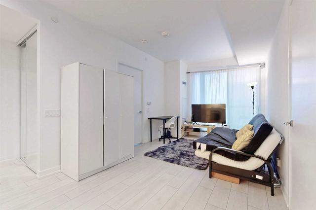 2212 - 5 Buttermill Ave, Condo with 1 bedrooms, 1 bathrooms and 0 parking in Vaughan ON | Image 2