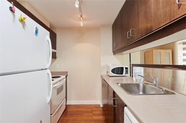1004 - 285 Mutual St, Condo with 2 bedrooms, 1 bathrooms and null parking in Toronto ON | Image 4