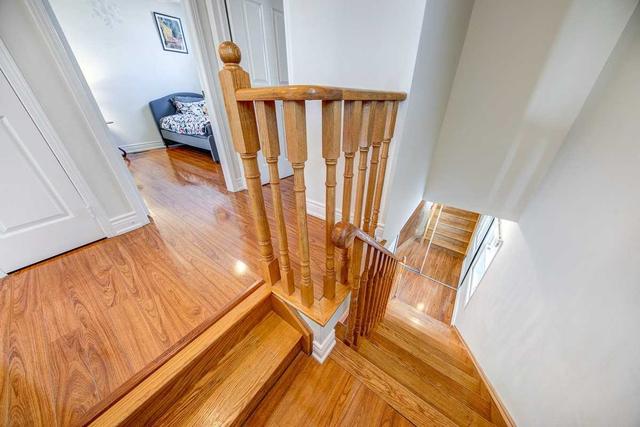 862 Playter Cres, Townhouse with 3 bedrooms, 3 bathrooms and 2 parking in Newmarket ON | Image 4