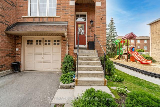 28 - 2 Clay Brick Crt, Townhouse with 3 bedrooms, 2 bathrooms and 2 parking in Brampton ON | Image 1