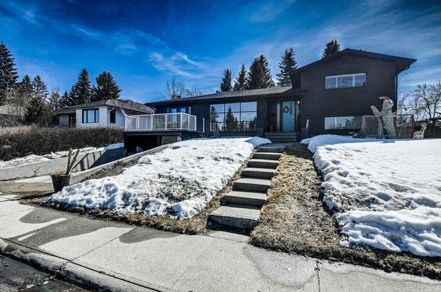 135 Wildwood Drive Sw, House detached with 4 bedrooms, 3 bathrooms and 4 parking in Calgary AB | Image 1