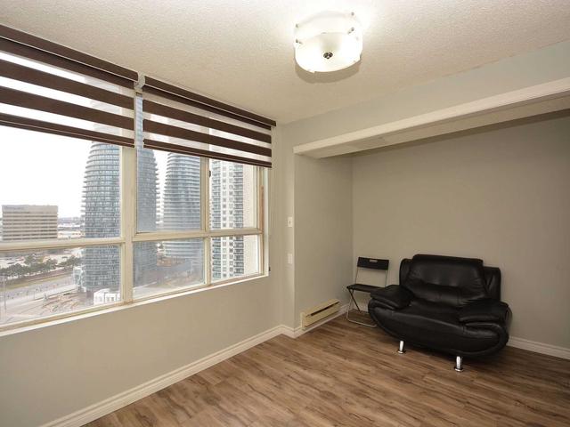 1907 - 3700 Kaneff Cres, Condo with 2 bedrooms, 2 bathrooms and 1 parking in Mississauga ON | Image 11