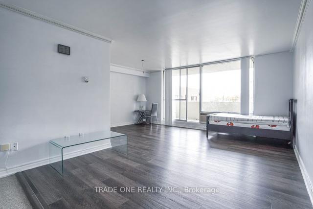 106 - 5 Massey Sq, Condo with 1 bedrooms, 1 bathrooms and 2 parking in Toronto ON | Image 3