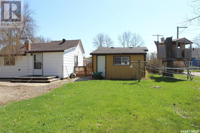 116 Ash Avenue N, House detached with 4 bedrooms, 2 bathrooms and null parking in Eastend SK | Image 27