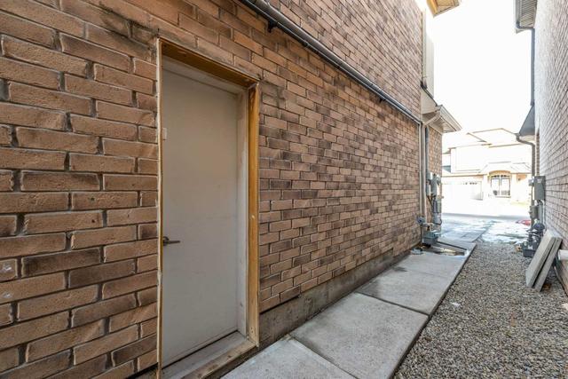 100 Masken (Basement) Circ, House detached with 2 bedrooms, 1 bathrooms and 1 parking in Brampton ON | Image 4