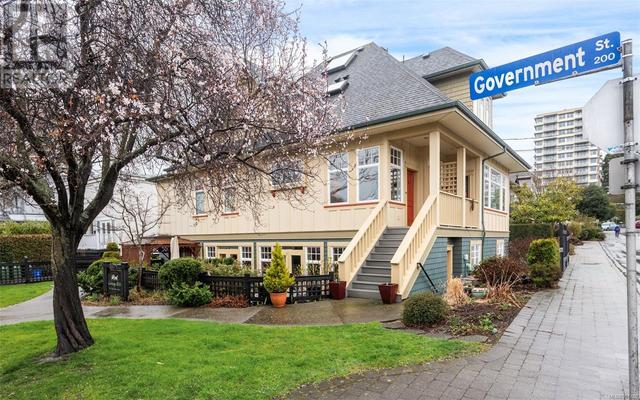 4 - 247 Government St, House attached with 3 bedrooms, 2 bathrooms and 1 parking in Victoria BC | Image 2