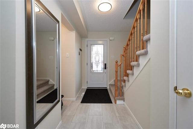 172 Pickett Crescent, House semidetached with 3 bedrooms, 1 bathrooms and 2 parking in Barrie ON | Image 3