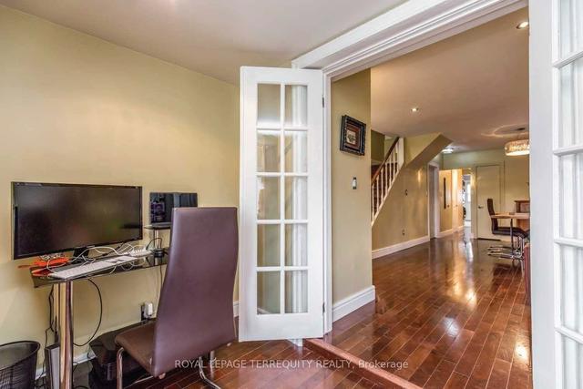 upper - 383 Mcroberts Ave, House detached with 2 bedrooms, 2 bathrooms and 1 parking in Toronto ON | Image 10