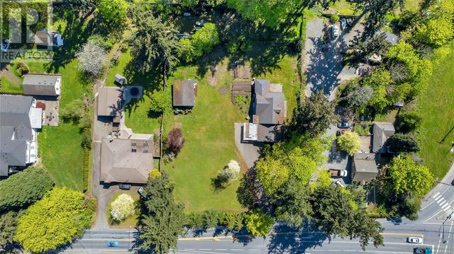 753 Sayward Rd, House detached with 2 bedrooms, 1 bathrooms and 6 parking in Saanich BC | Image 3