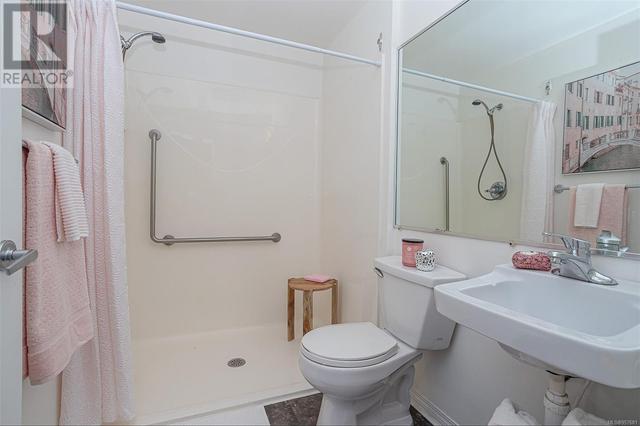 Ensuite Bathroom with Large Walkin Shower | Image 16